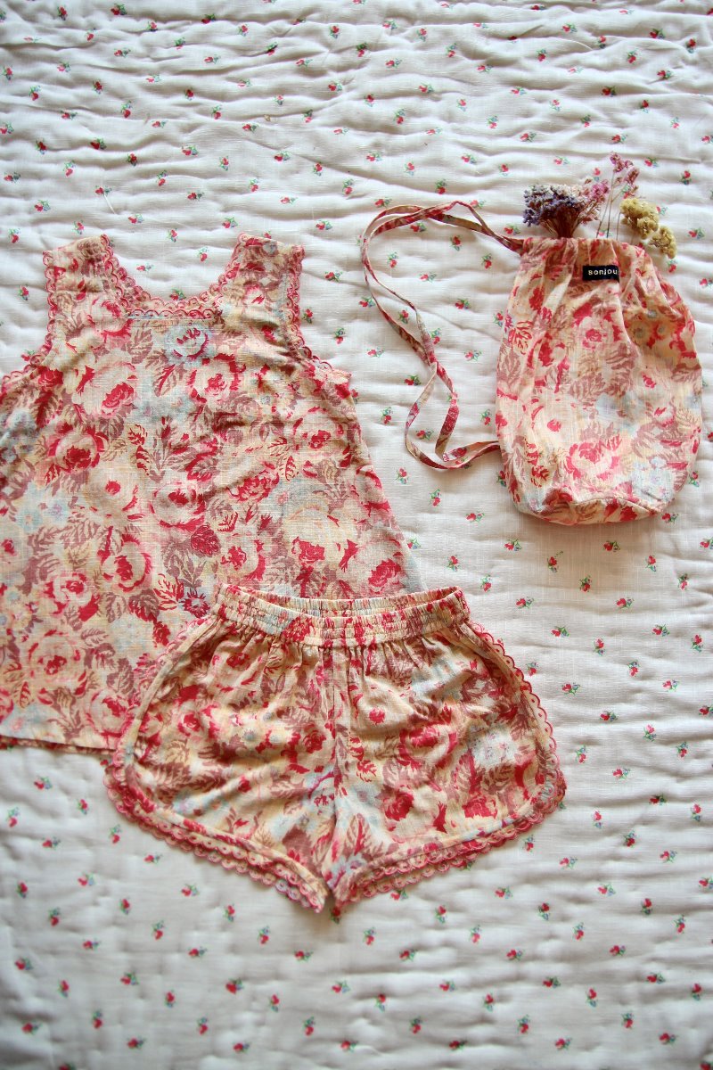 Pyjama set with scallop embroidery