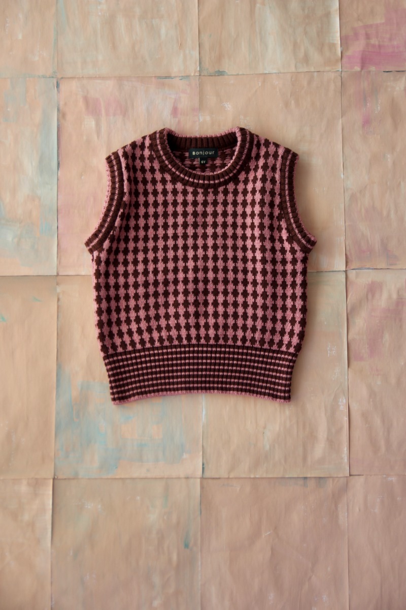 Knitted vest brown-pink diamond