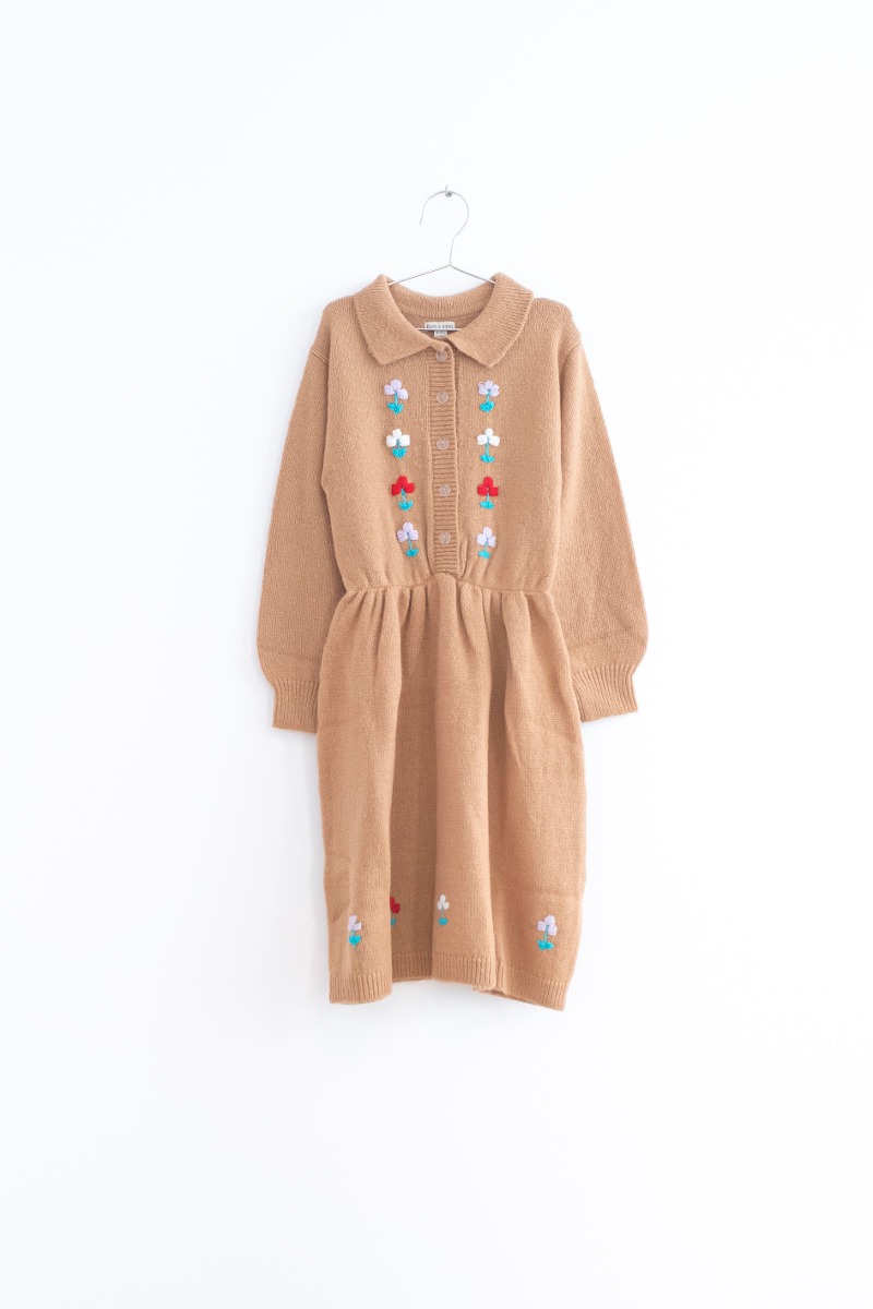 CAMEL DRESS WITH EMBROIDERED FLOWERS AND BUTTONS(CAMEL)